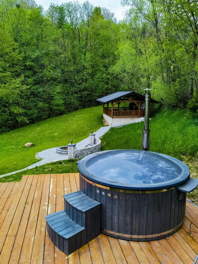 Ciubărul pe o punte de lemn, la marginea pădurii